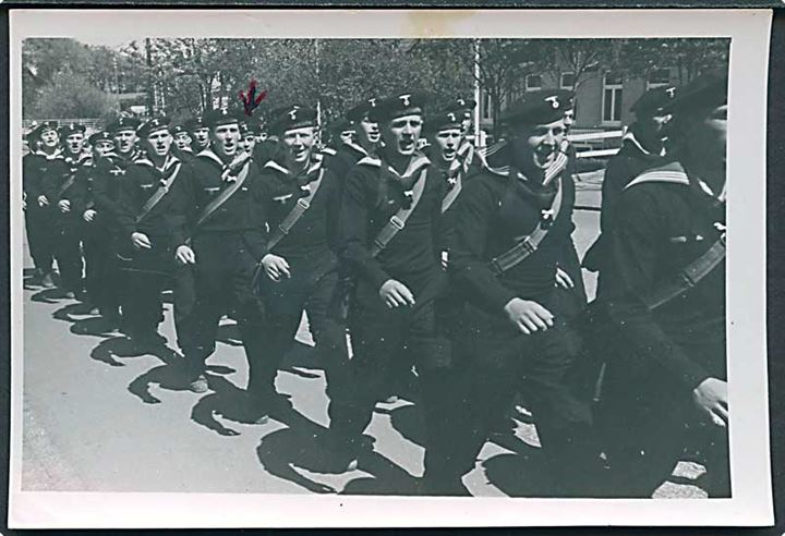 Tyske marinesoldater på Bornholm. Original foto i postkort størrelse (9x13 cm) med gruppe marinesoldater. På bagsiden påskrevet Bornholm. Har været opklæbet.