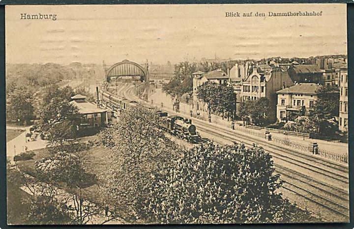 Lokomotiv paa vej væk fra Dammthor banegaard i Hamburg, Tyskland. C. Wolzedialeck u/no.