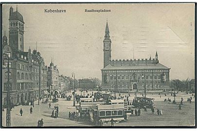 Sporvogne paa Raadhus Pladsen i København. C.R. no. 152.