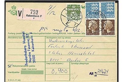 12,10 kr. porto på adressekort for værdipakke fra København d. 5.12.1978 til Aarhus. Mærkerne med perfin - her Frederiksberg Hospital.