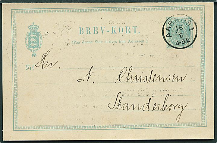 4 øre helsagsbrevkort annulleret med lapidar Aarhus I d. 26.6.1886 til Skanderborg. På bagsiden fortrykt meddelelse vedr. Dampskibet Horsa.