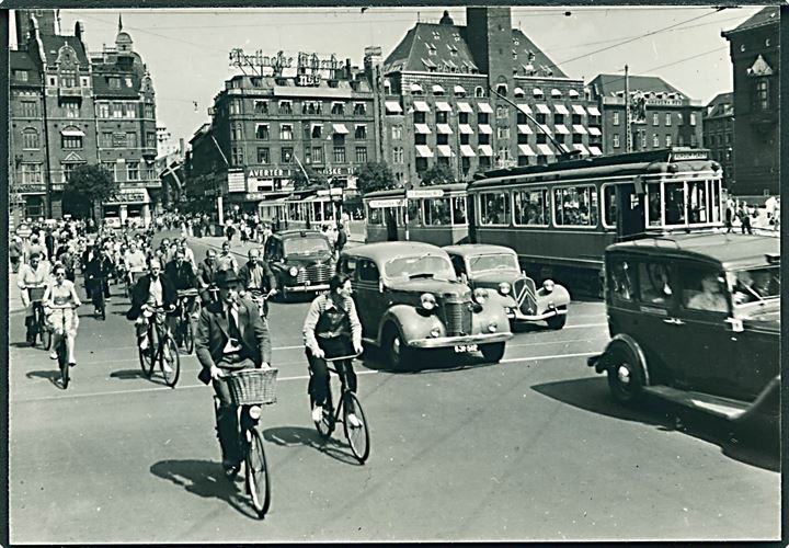 Sporvogn linie 6 paa Raadhuspladsen i København. Foto, ældre reproduktion. (12,5x9 cm.).