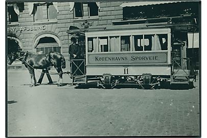 Hestetrukket sporvogn linie 11 i København. Foto, ældre reproduktion. (12,5x9 cm.).