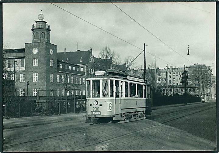 Sporvogn linie 16 vogn nr. 230 i København. Foto, ældre reproduktion. (12,5x9 cm.).
