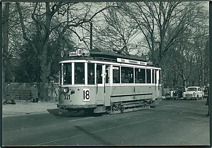 Sporvogn linie 18 vogn nr. 321 i København. Foto, ældre reproduktion. (12,5x9 cm.).