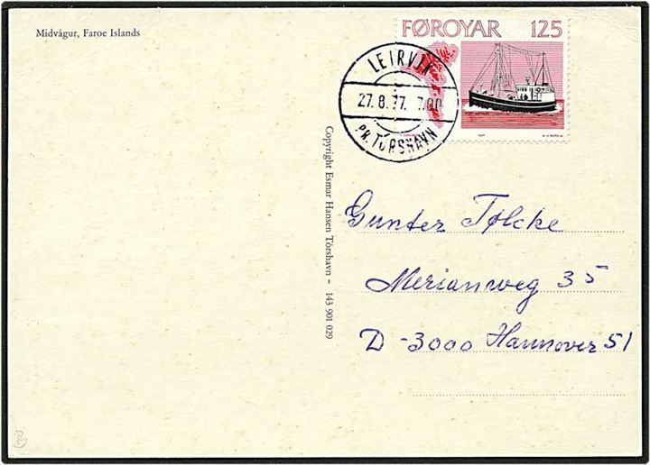 1,25 kr. rød/sort fiskekutter på postkort fra Leirvik d. 27.8.1977 til Hannover, Tyskland. Motiv fra Midvágur.