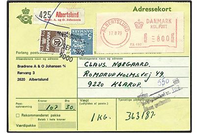 50 øre brun bølgelinie og 5 kr. blå rigsvåben på adressekort fra Albertslund d. 17.8.1979 som strafporto. Ålborg og Klarup kontorstempler.