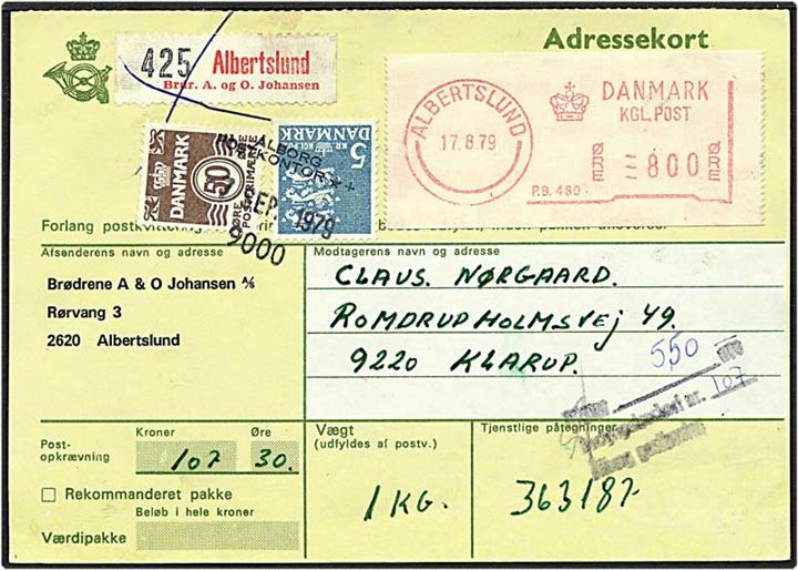 50 øre brun bølgelinie og 5 kr. blå rigsvåben på adressekort fra Albertslund d. 17.8.1979 som strafporto. Ålborg og Klarup kontorstempler.