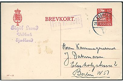 15 øre Karavel helsagsbrevkort stemplet København V. d. 25.8.1933 og sidestemplet Fra Anholt til Berlin, Tyskland.