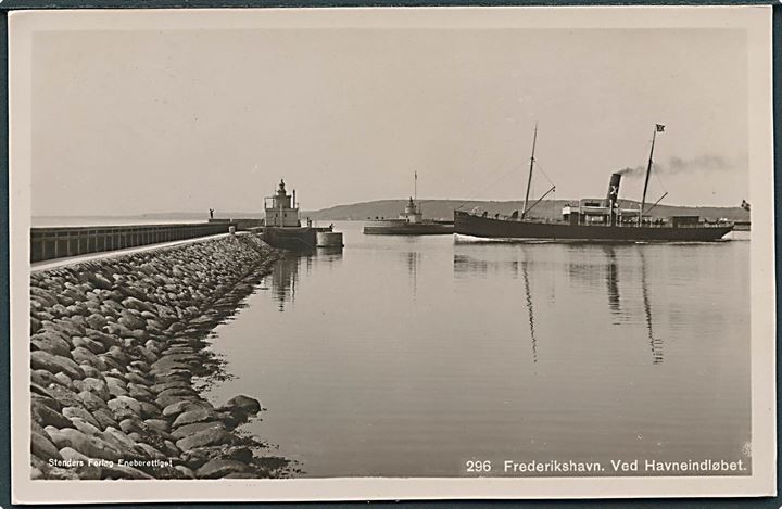 Skib og havnefyr ved havneindløbet, Frederikshavn. Fotokort. Stenders no. 296.