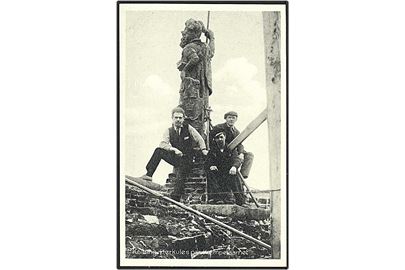 Arbejdere ved Herkules på kæmpetårnet i Kolding. Stenders no. 65563.