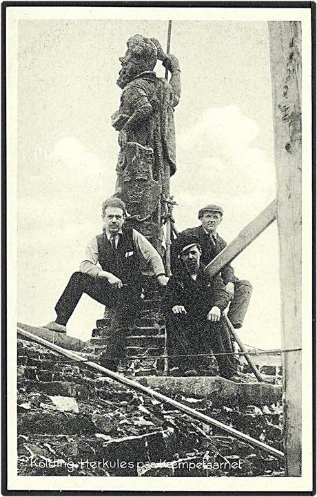 Arbejdere ved Herkules på kæmpetårnet i Kolding. Stenders no. 65563.