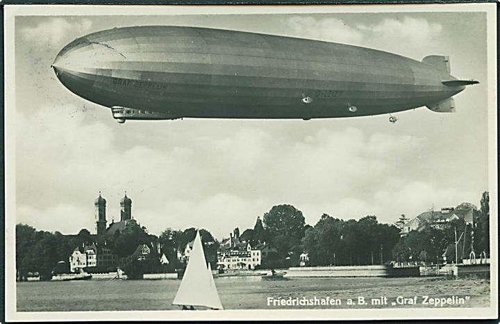 10 øre Bølgelinie og 15 pfg. Hindenburg på blandings-frankeret brevkort (LZ 127 “Graf Zeppelin”) annulleret med tysk stempel i Lindau d. 26.5.1934 og sidestemplet “Zur Erinnerung an den Besuch in der Zeppelin Luftschiffwerft” til København.