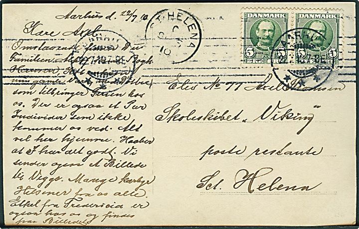 5 øre Fr. VIII i parstykke på brevkort fra Aarhus d. 22.7. 1910 til elev ombord på Skoleskibet “Viking”, poste restante på St. Helena i Sydatlanten. Ank.stemplet St. Helena d. 9.5.1910. Enestående destination.