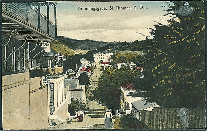 10 bit Fr. VIII og Julemærke 1913 på postkort (Parti fra Dronningsgade, St. Thomas) stemplet St. Thomas d. 11. 12.1913 til Kjøbenhavn, Danmark.