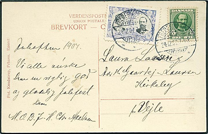 5 øre Fr. VIII og Julemærke 1907 i violet nuance på brevkort (Danmarksgade, Frederikshavn) fra Frederikshavn d. 24.12.1907 til Kirkeby pr. Vejle.