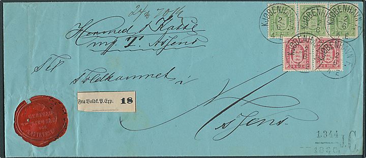 8 øre (par) og 32 øre gulgrøn i vandret 3-stribe Tjeneste-mærke på 1,04 kr. frankeret pakkefølgebrev annulleret m. lapidar Kjøbenhavn - F. d. 2.6.1886 til Toldkammeret i Assens. 