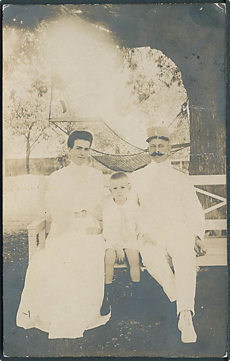 10 bit Fr. VIII og Julemærke 1909 på originalt fotokort m. Gendarmeri officer og familie stemplet Christiansted d. 4.12.1909 til København, Danmark.