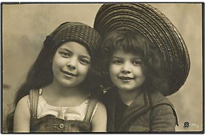 2 piger med hat. DLG no. 198/4.