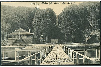 Anløbsbroen og Strandpavillonen ved Munkebjerg i Vejle. Hvidehus Boglade no. 19272.