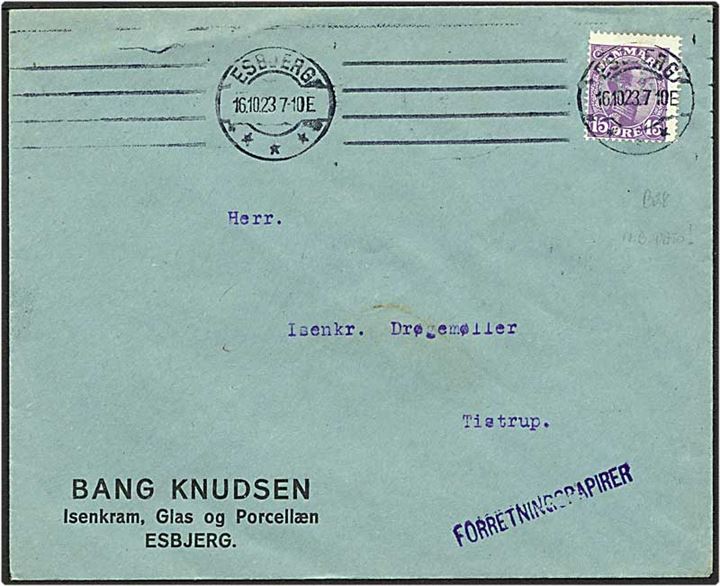 15 øre violet Chr. X på brev med forretningspapirer fra Esbjerg d. 16.10.1923 til Tirstrup. Mærket med perfin B28 - Bang Knudsen. Brevet rykker brugsperioden med over 2 år.