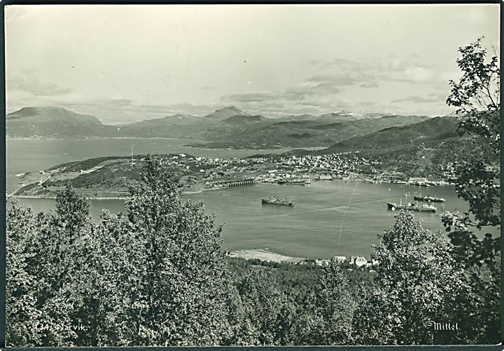 15 øre og 20 øre Posthorn på luftpost brevkort (Havneparti fra Narvik) stemplet Hammerfest d. 28.9.1956 til Berlin, Tyskland.