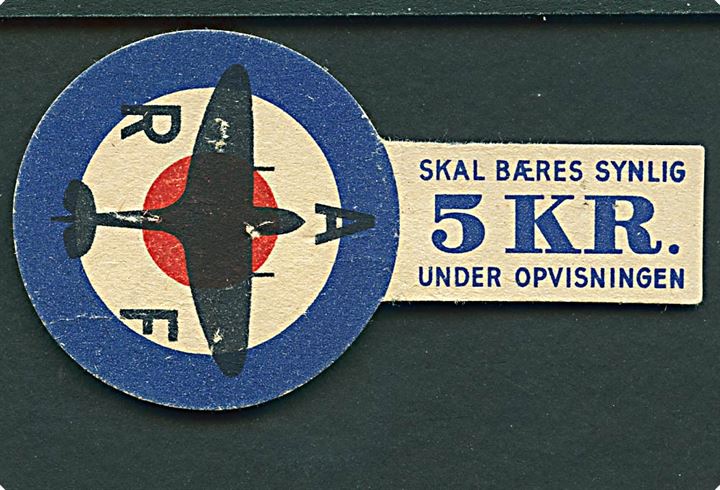 R.A.F. 5 kr. kravemærke Skal bæres synligt under opvisningen. Antagelig adgangstegn fra Royal Air Force flyveopvisning umiddelbart efter befrielsen i 1945.