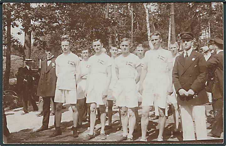 Sport OL 1912. Danske idrætsmænd foran station før indmarschen i Stockholm. Fotokort no. 7096. Kvalitet 8