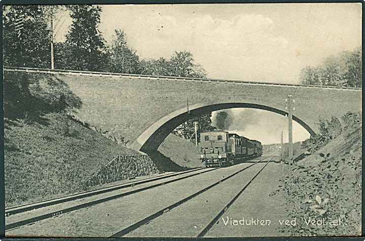 Vedbæk, lokomotiv på vej under viadukten. stenders no. 8832. Kvalitet 8