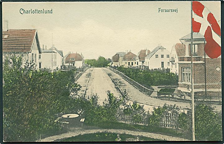 Charlottendlund, udsigt fra P. Alstrups villa med familien i haven. P. Alstrup no. 9243. Kvalitet 9