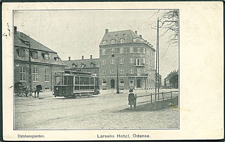 Odense, Statsbanegaarden Larsens Hotel med sporvogn foran. U/no. Hul i kortet, Kvalitet 7
