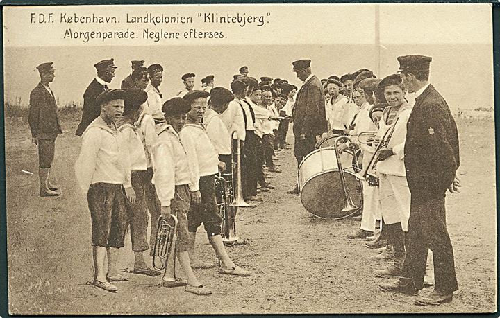 Klintebjerg, F.D.F. Københavns landskoloni, morgenparade neglene efterses. Bay no. 17812. Kvalitet 8