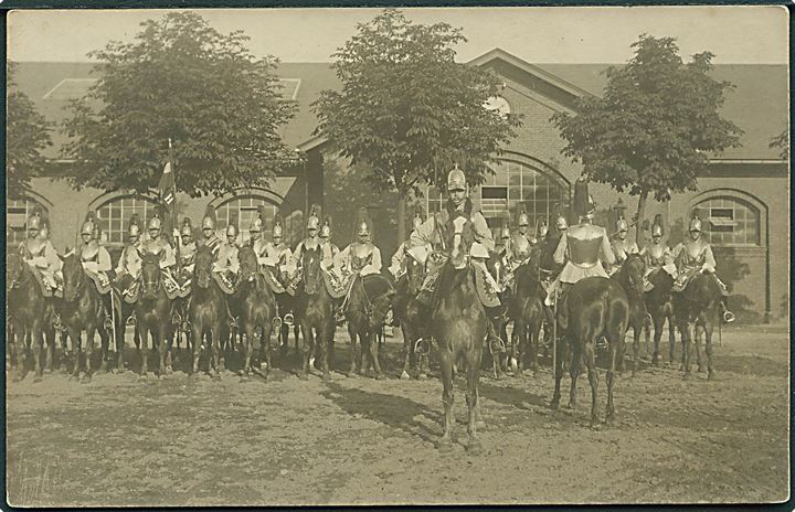 Odense, 2. Dragonregiment i historiske uniformer ved Rytterkasernen. Fotokort u/no. Kvalitet 7