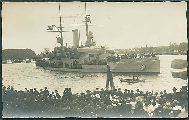 Genforening. “Olfert Fischer” ankommer m. Sønderjysk Kommando til Sønderborg d. 5.5.1920. Fotokort u/no. Kvalitet 8