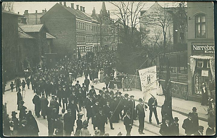 Aarhus, 1. Maj optog gennem Paradisgade/Nørregade 1907. Fotokort u/no. Kvalitet 7