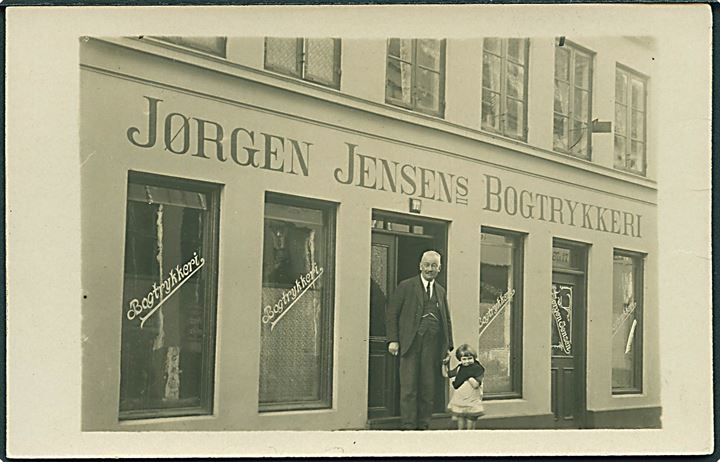 Aarhus, “Jørgen Jensens Bogtrykkeri”, Badstuegade 17, Facade. Fotokort u/no. Kvalitet 8
