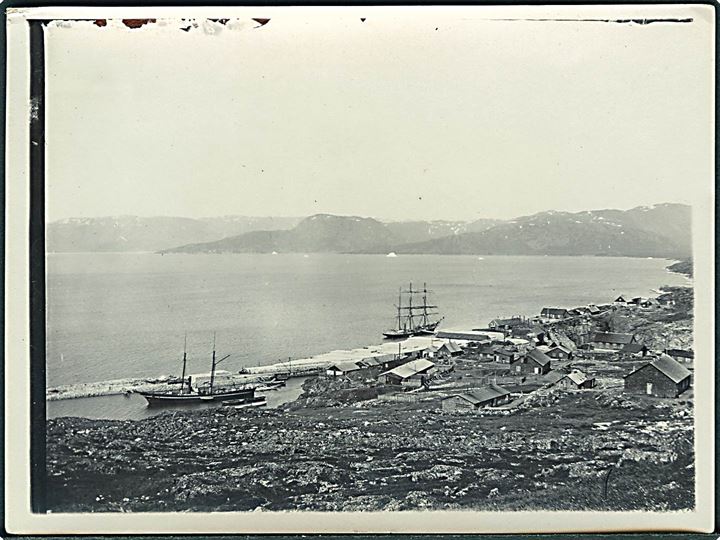 Ivigtut. Udsigt over minebyen, samt kryolitselskabets skibe “Fox” og “Fox II”. Foto (9x12 cm). Kvalitet 8