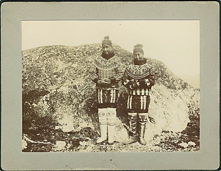 Grønlandske kvinder: Kathrine og Karen. Dateret d. 6/8 1901. Foto (7½x10½ cm). Kvalitet 9