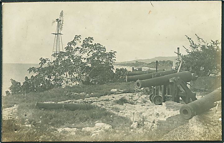 D.V.I., St. Croix, Frederiks Fort. Kanonerne. Fotokort u/no. Lodret knæk. Kvalitet 5