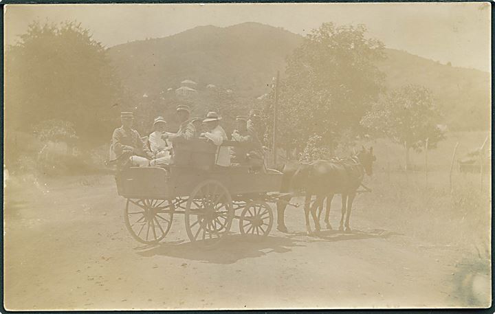 D.V.I., militær. Gendarmer i hestevogn på køretur til Skyttefest d. 12.10.1914. Fotokort u/no. Kvalitet 8