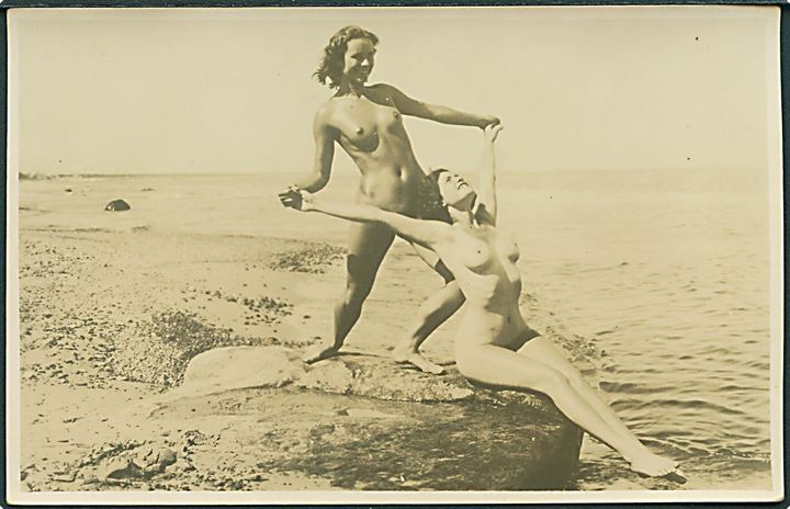 Erotik/Nudes. Kvinder på strand. Fotokort u/no. Kvalitet 8