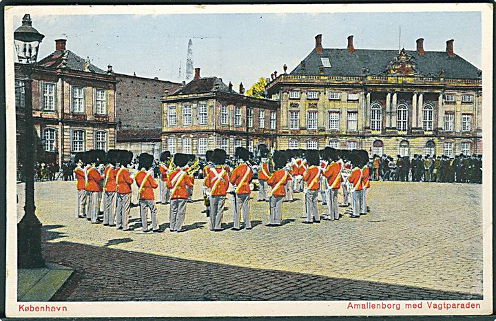 Amalienborg med vagtparaden i København. Rudolf Olsens Kunstforlag no. 207