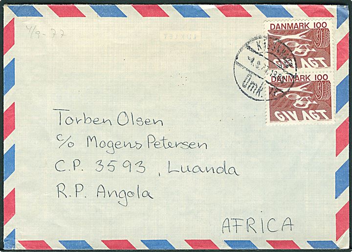 100 øre Ny Færdselslov i parstykke på luftpostbrev fra København d. 4.9.1977 til Luanda, Angola.