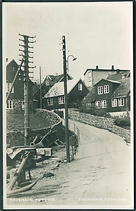 Gade i Thorshavn, Færøerne. P. H. Weihe u/no. Fotokort. Skrammer.
