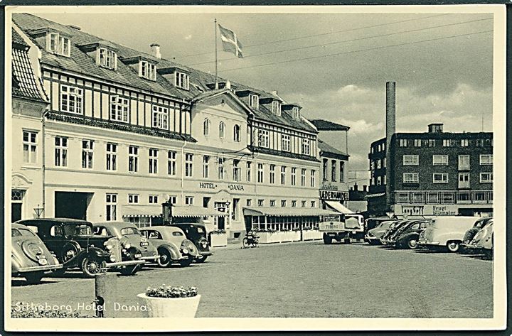 Biler foran Hotel Dania i Silkeborg. Stenders, Silkeborg no. 356.