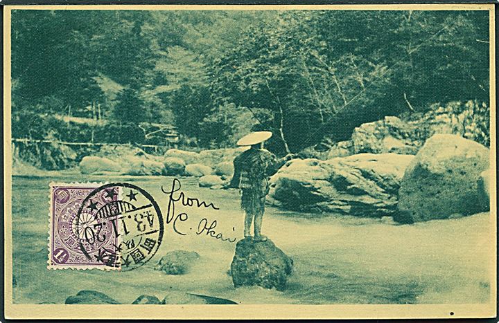 Japansk mand står på en sten i floden og fisker. U/no. 