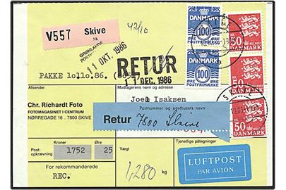 1 kr. lyseblå bølgelinie og 50 kr. rød rigsvåben på luftpost postopkrævning fra Skive d. 10.10.1985 til Grønland. Pakken er returneret.