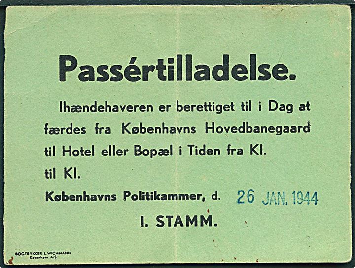 Passértilladelse udstedt af Københavns Politikammer d. 26.1.1944 for færdsel fra Københavns Hovedbanegaard til Hotel eller Bopæl.