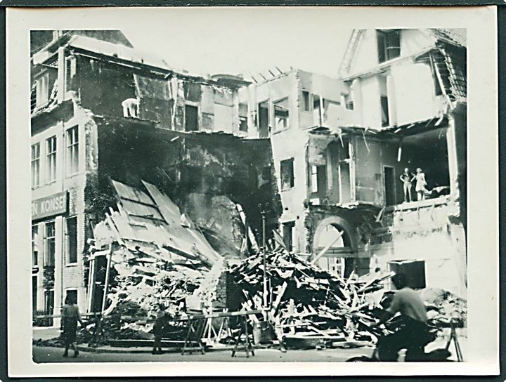 København. Nedbrændt bygning under Generalstrejken i København 1944. Original foto 9x12 cm. 
