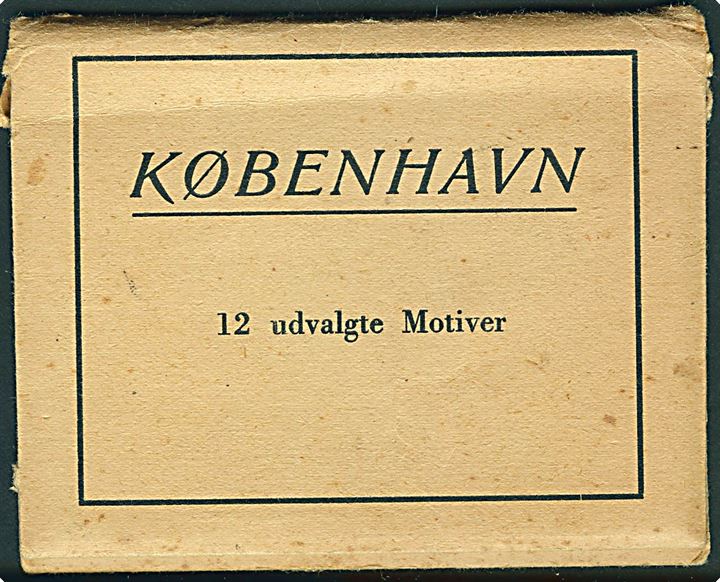 12 udvalgte motiver fra København med bla. Turistdamperen ved Langelinie, Tivoli, Den lille havfrue, Gefion.  8,9 x 6,9 cm. U/no. 